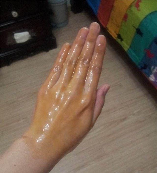 女人手晒黑不要慌，天天用“它”擦手，一周小手变的白嫩