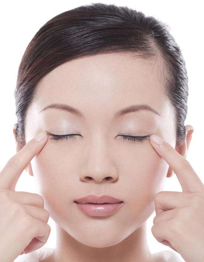 早上起来眼睛和脸浮肿是什么原因,早晨起来怎样快速消除脸上浮肿