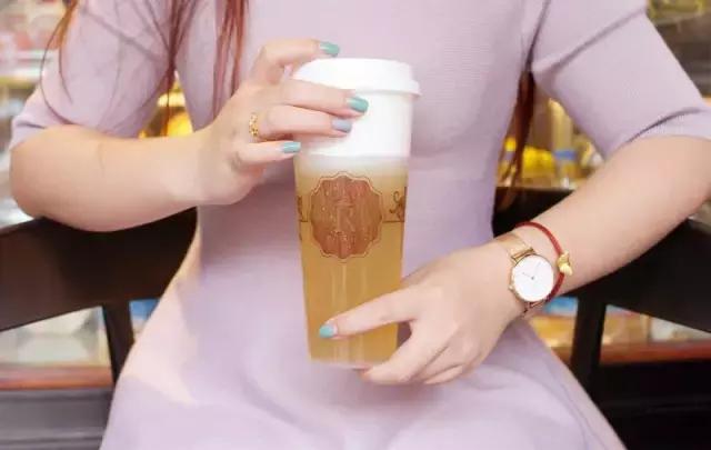 恒大冰泉椰子茶,恒大冰泉长白山天然矿泉水泡茶