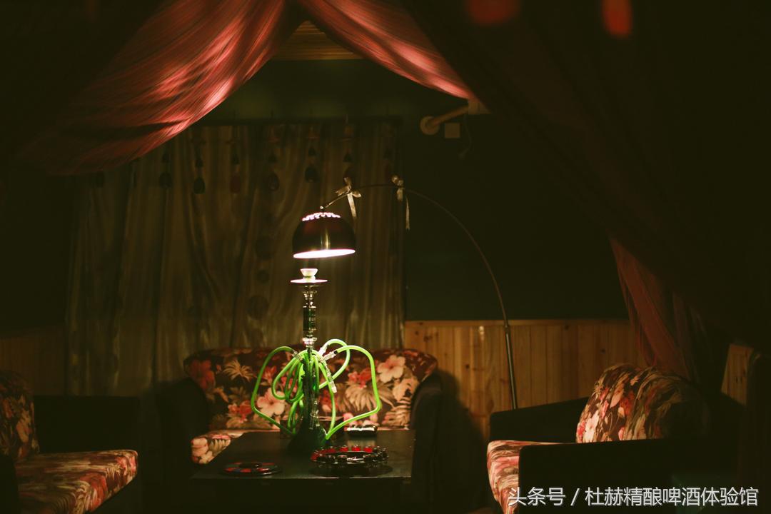 逃亡酒吧有温婉纯真的纳西族姑娘，有橙黄温暖的钨丝小吊灯，还有的，便是那陪伴旅者多年的民谣吉他