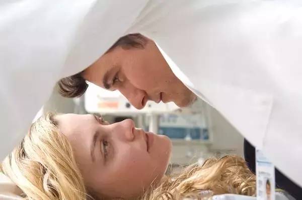 坏坏医生”偷天换日“的爱却有好结果这部电影很不合逻辑