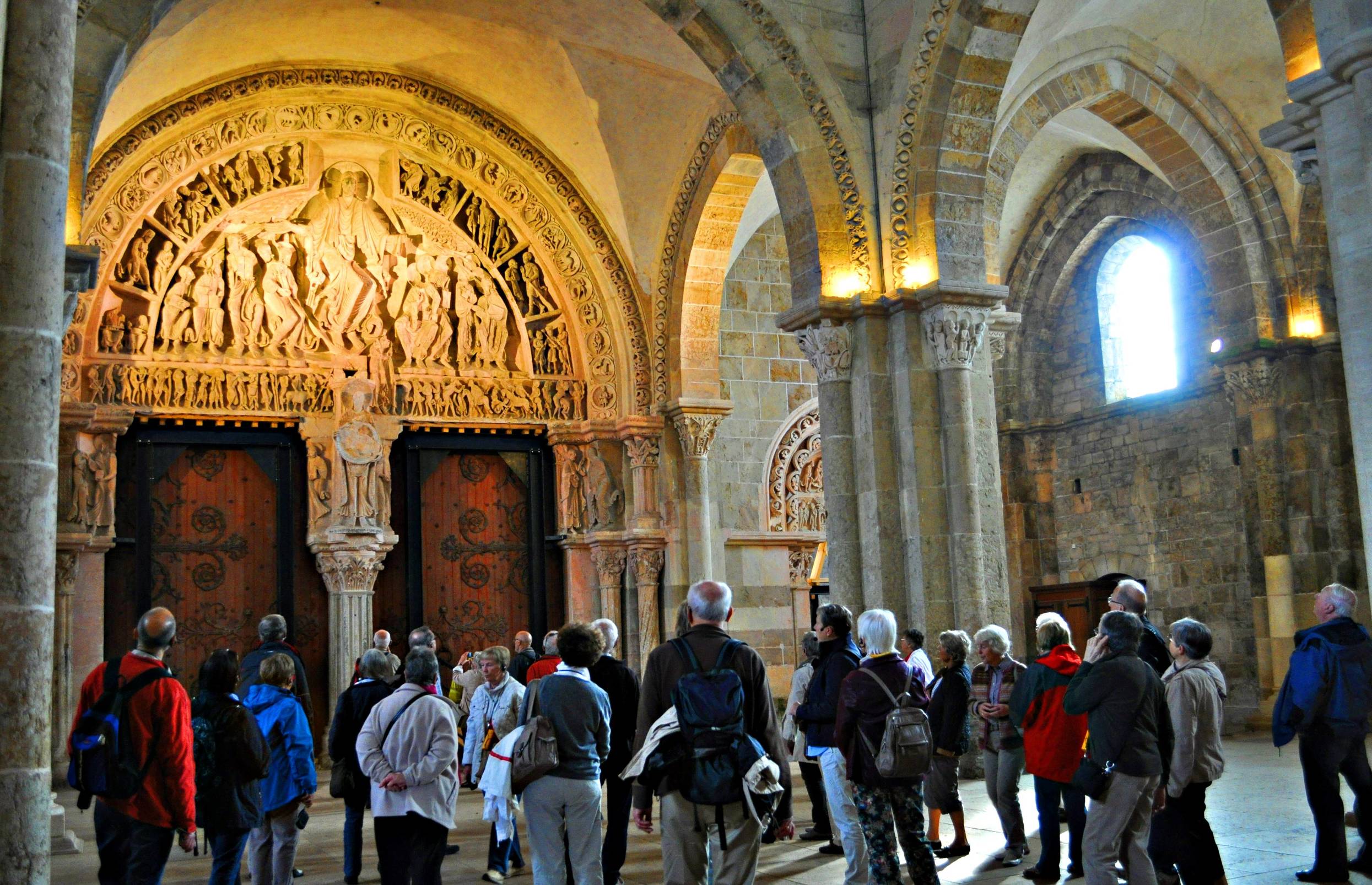 这个神秘又秀丽的法国弹丸小城，曾与耶路撒冷、梵蒂冈、圣雅克齐名，贵为世界宗教圣地