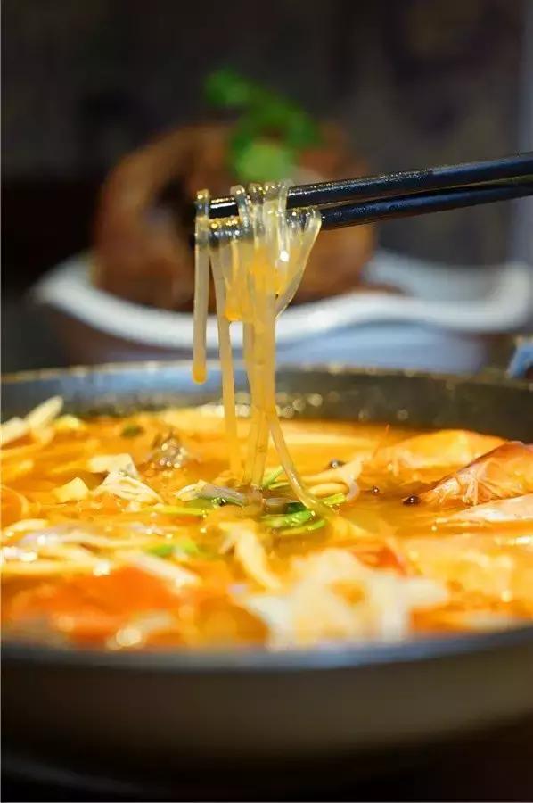 蒙眼用剪刀做面,服了!这么牛X的店居然系佛山的10年老字号!东家好吃才是硬道理!