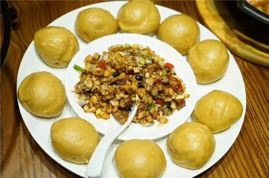 蒙眼用剪刀做面,服了!这么牛X的店居然系佛山的10年老字号!东家好吃才是硬道理!