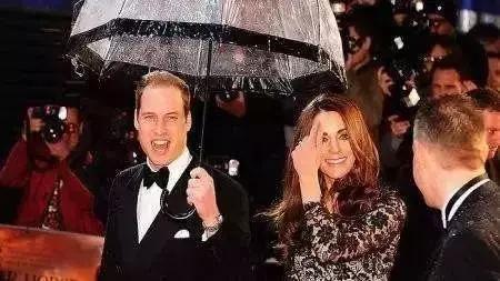 艾特扬州人,拜托!时尚的人都已经在雨天拗起造型了,你却还在躲雨