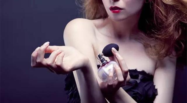 车里喷香水的正确方法,香水怎样喷才是正确的