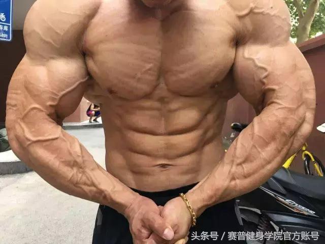 健美冠军的健身之路,小伙坚持健身9年增重70斤变健美