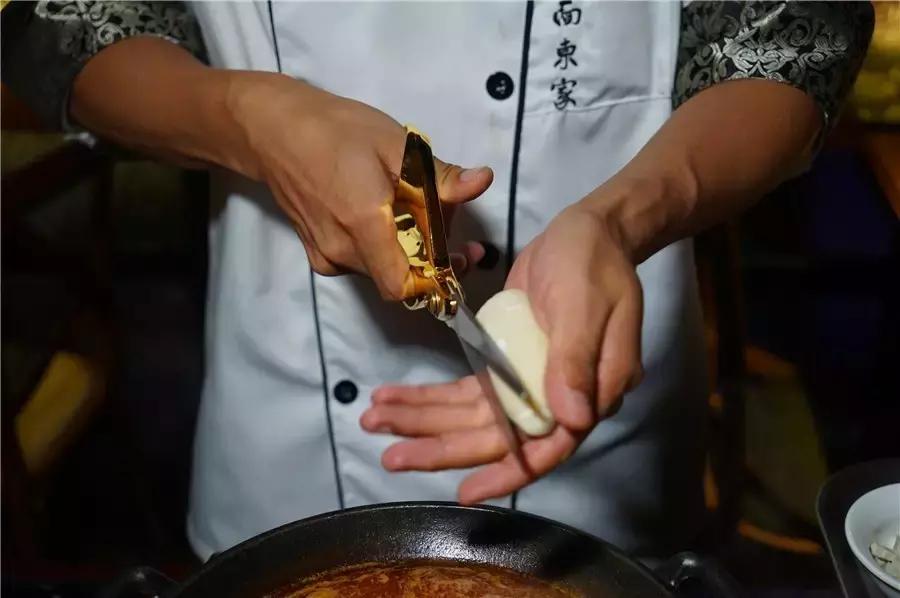 蒙眼用剪刀做面,服了!这么牛X的店居然系佛山的10年老字号!东家好吃才是硬道理!