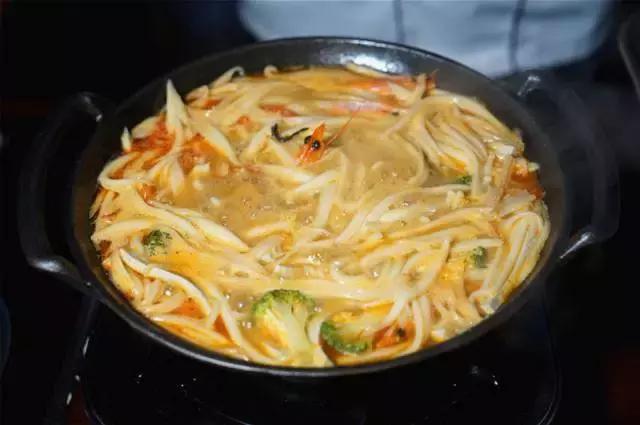 蒙眼用剪刀做面,服了!这么牛X的店居然系佛山的10年老字号!东家好吃才是硬道理!