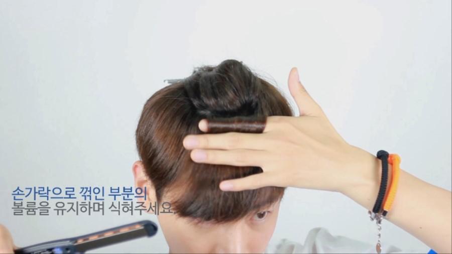 起床之后头发扁塌塌的，一点都不有型，今天教大家一个三分钟就能完美拯救的方法