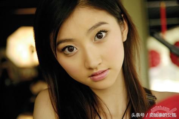 原创故事：漂亮留守女夜里麦田浇水被陌生男*引勾**，一根红丝线找到洞穴打死狐狸，女子打胎，竟流出一滩黑血