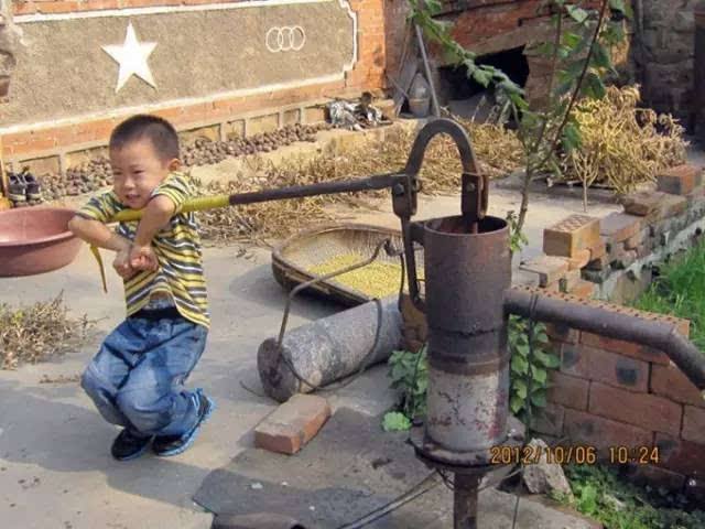 邻居家养的鸡在我家门口拉屎,邻居家的鸡跑到我家拉屎怎么办