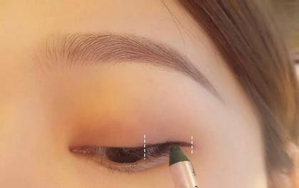 教你一招让眼睛变大的方法,用这个方法让你的眼睛暂时变大