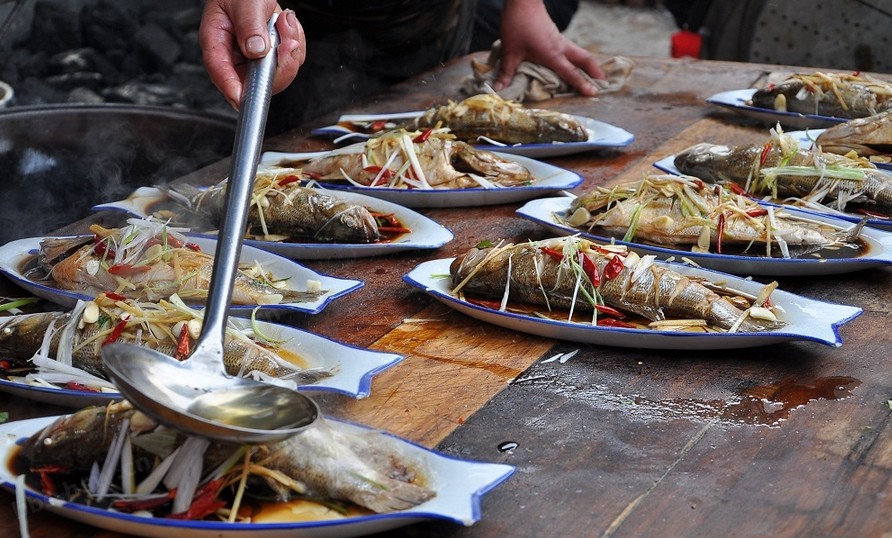 农村居民赚得少花得多？缩小城乡收入差距还得这么办：多找来钱道儿婚丧嫁娶少杀猪宰羊铺张浪费