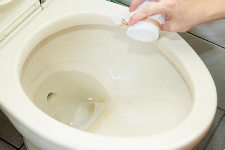 马桶有黑污渍怎么去除小妙招图解,马桶黄污渍很重怎么去除小妙招