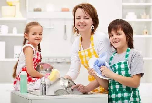希奥教育|让宝宝爱上洗碗,还能培养领导力