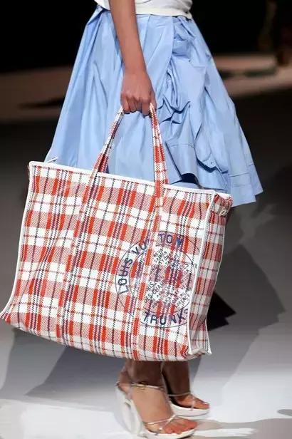 Prada卖185美刀的回形针被群嘲,那你让LV、爱马仕、superme怎么办?