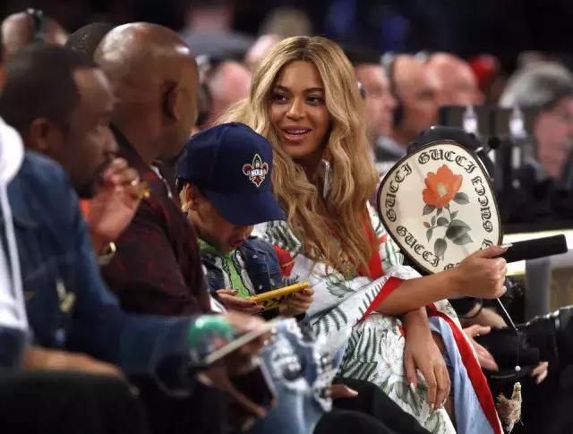 Prada卖185美刀的回形针被群嘲,那你让LV、爱马仕、superme怎么办?