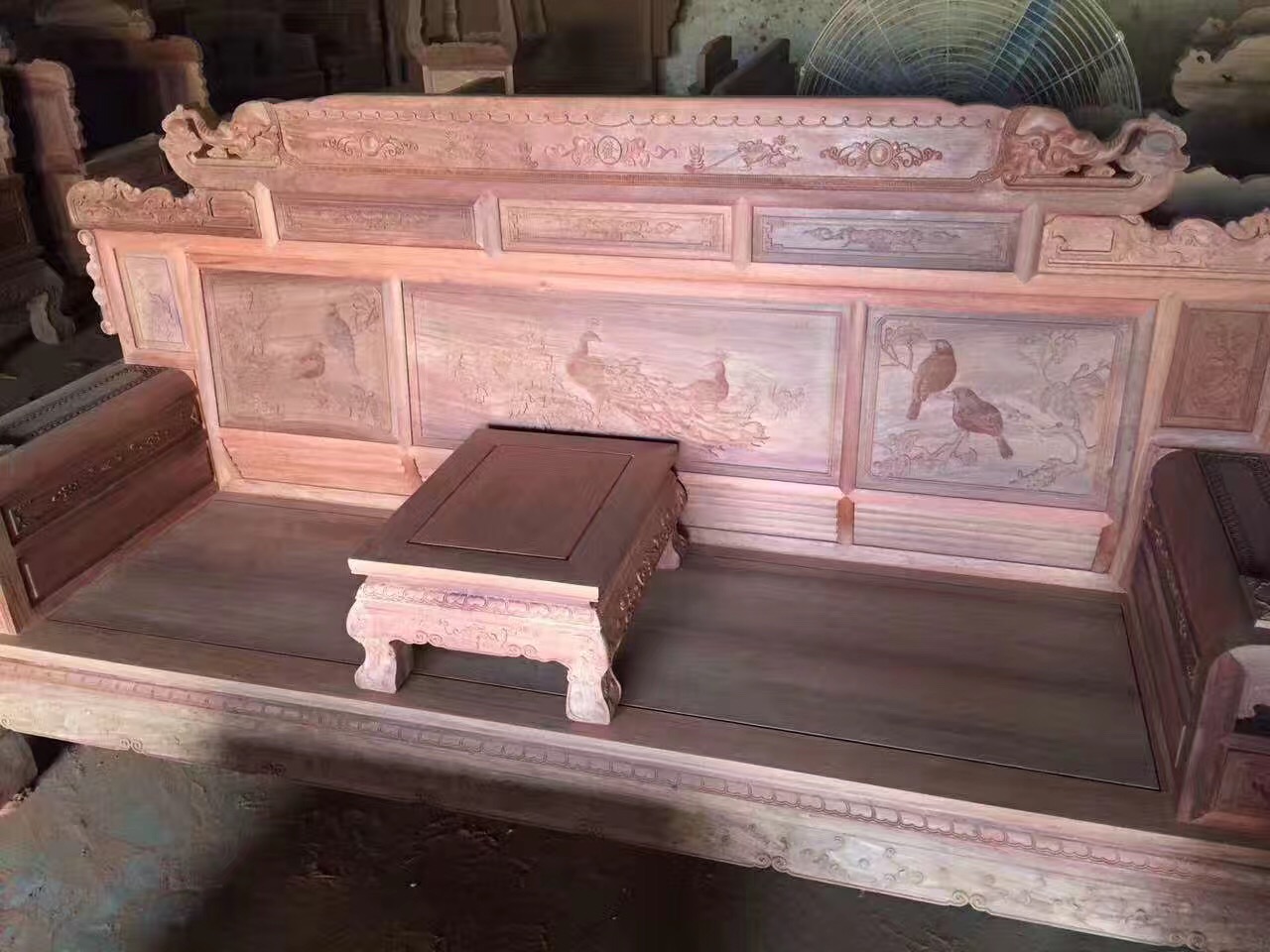 阔叶黄檀和大果紫檀哪个稳定性好,阔叶黄檀与大果紫檀哪个好