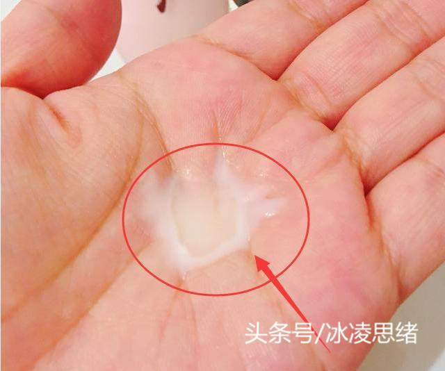 女人手晒黑不要慌，天天用“它”擦手，一周小手变的白嫩