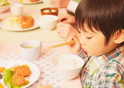 小朋友积食发烧怎么办最有效,小孩积食发烧最简单的解决方法