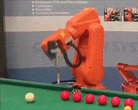 十张搞笑GIF图：还记得那年坐在你车后面的女孩吗：被人打断了狗腿