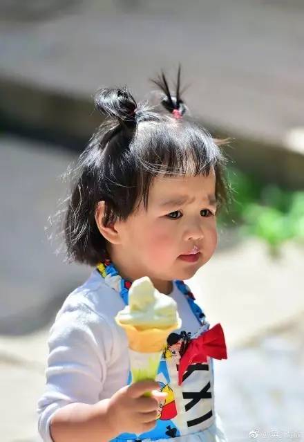 比起只用30块唇膏直播的伊能静，化妆我只服包文婧！