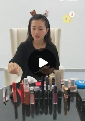 比起只用30块唇膏直播的伊能静，化妆我只服包文婧！