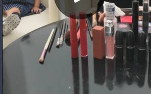 比起只用30块唇膏直播的伊能静，化妆我只服包文婧！