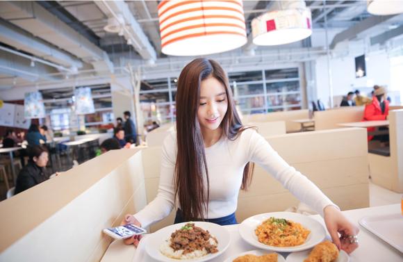 孙允珠一袭黑色丝绒露肩连衣裙,孙允珠夏日t恤