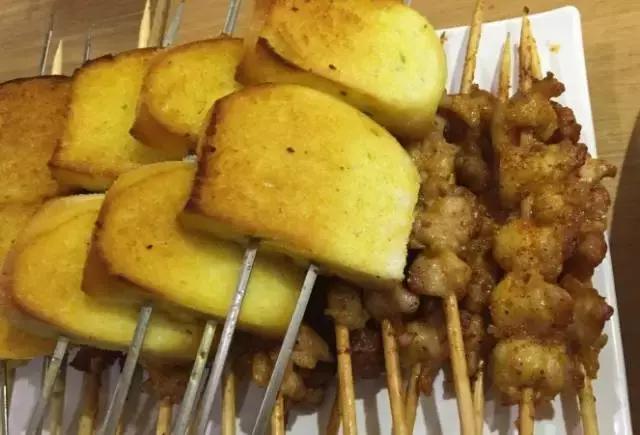 青岛美食探店台东撸小串,青岛撸串哪家好吃