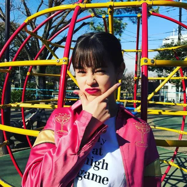 推荐几件夏天的t恤,今年夏天最流行的几件t恤