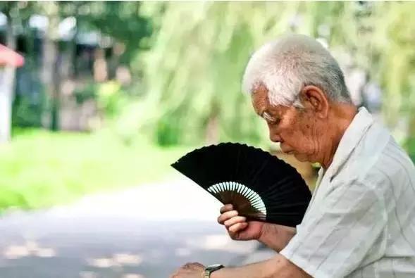 Prada卖185美刀的回形针被群嘲,那你让LV、爱马仕、superme怎么办?