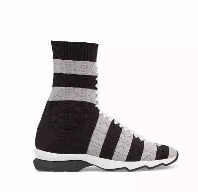 杨幂的最近穿的运动鞋,杨幂穿的薄荷绿运动鞋