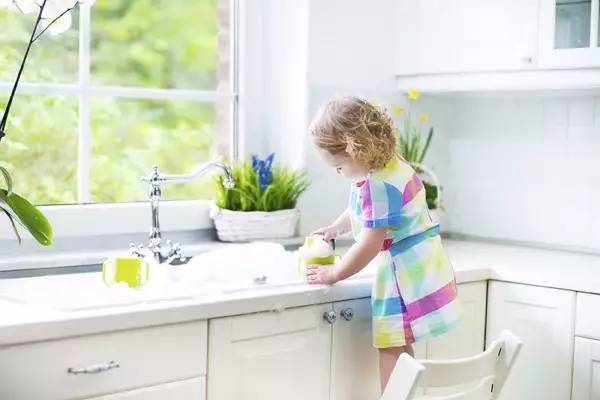 希奥教育|让宝宝爱上洗碗,还能培养领导力