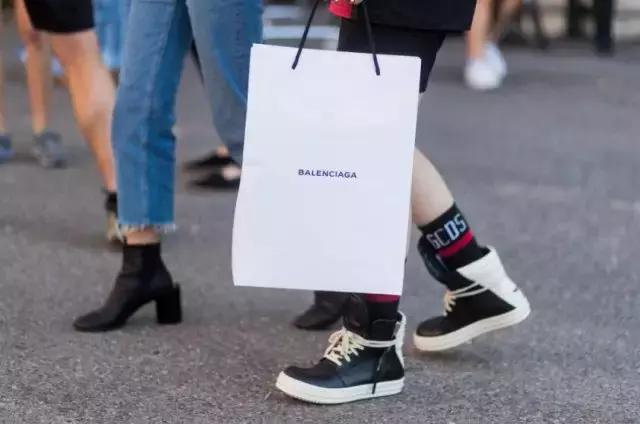 Prada卖185美刀的回形针被群嘲,那你让LV、爱马仕、superme怎么办?