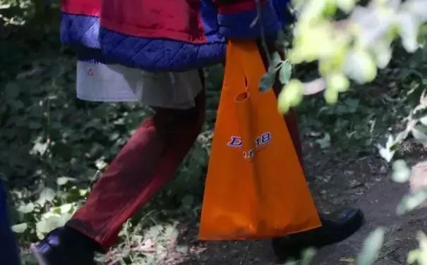 Prada卖185美刀的回形针被群嘲,那你让LV、爱马仕、superme怎么办?