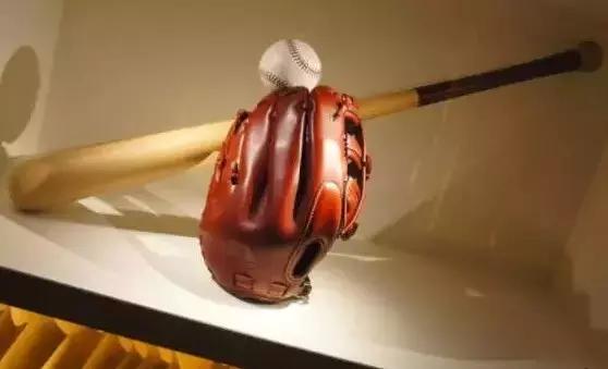 Prada卖185美刀的回形针被群嘲,那你让LV、爱马仕、superme怎么办?