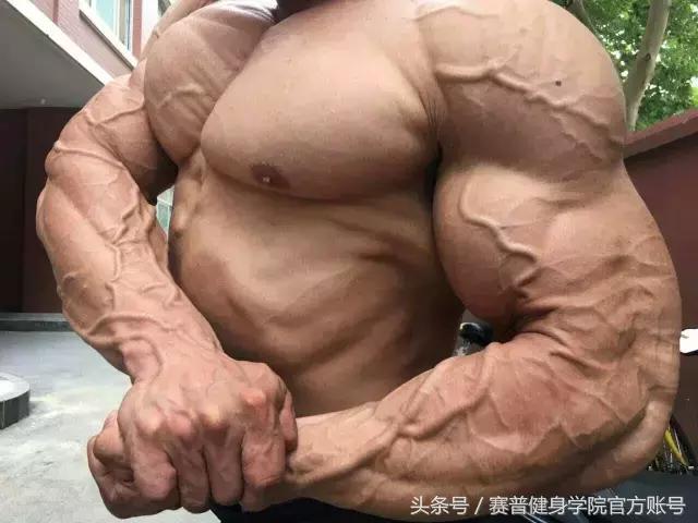 健美冠军的健身之路,小伙坚持健身9年增重70斤变健美