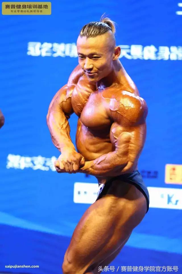健美冠军的健身之路,小伙坚持健身9年增重70斤变健美
