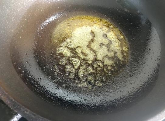 冰箱硬邦邦的剩馒头，这样做香酥可口，整个过程2分钟就搞定