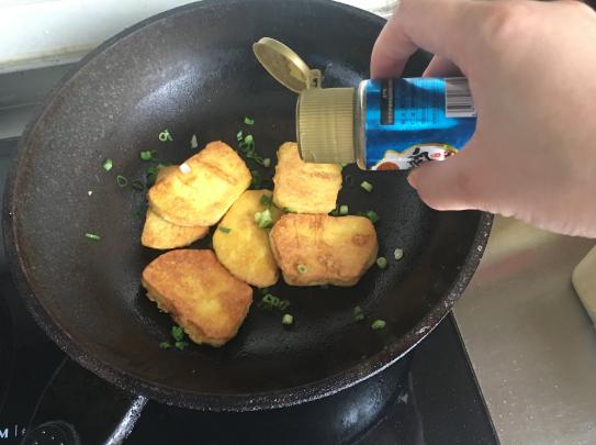 冰箱硬邦邦的剩馒头，这样做香酥可口，整个过程2分钟就搞定