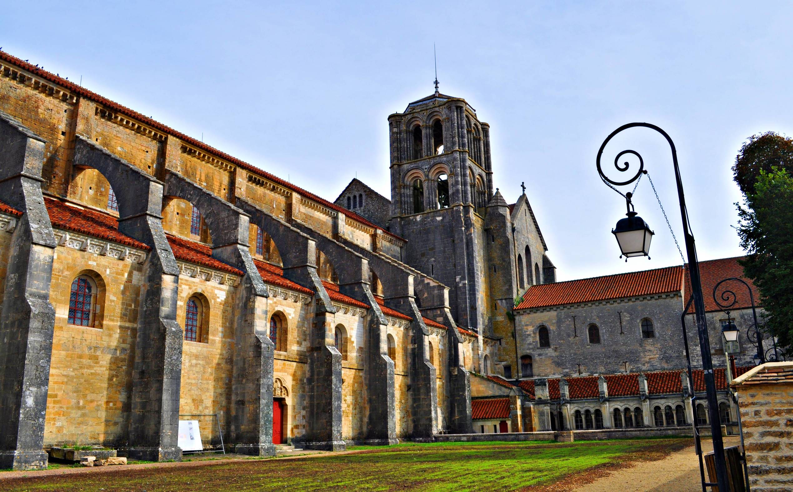 这个神秘又秀丽的法国弹丸小城，曾与耶路撒冷、梵蒂冈、圣雅克齐名，贵为世界宗教圣地