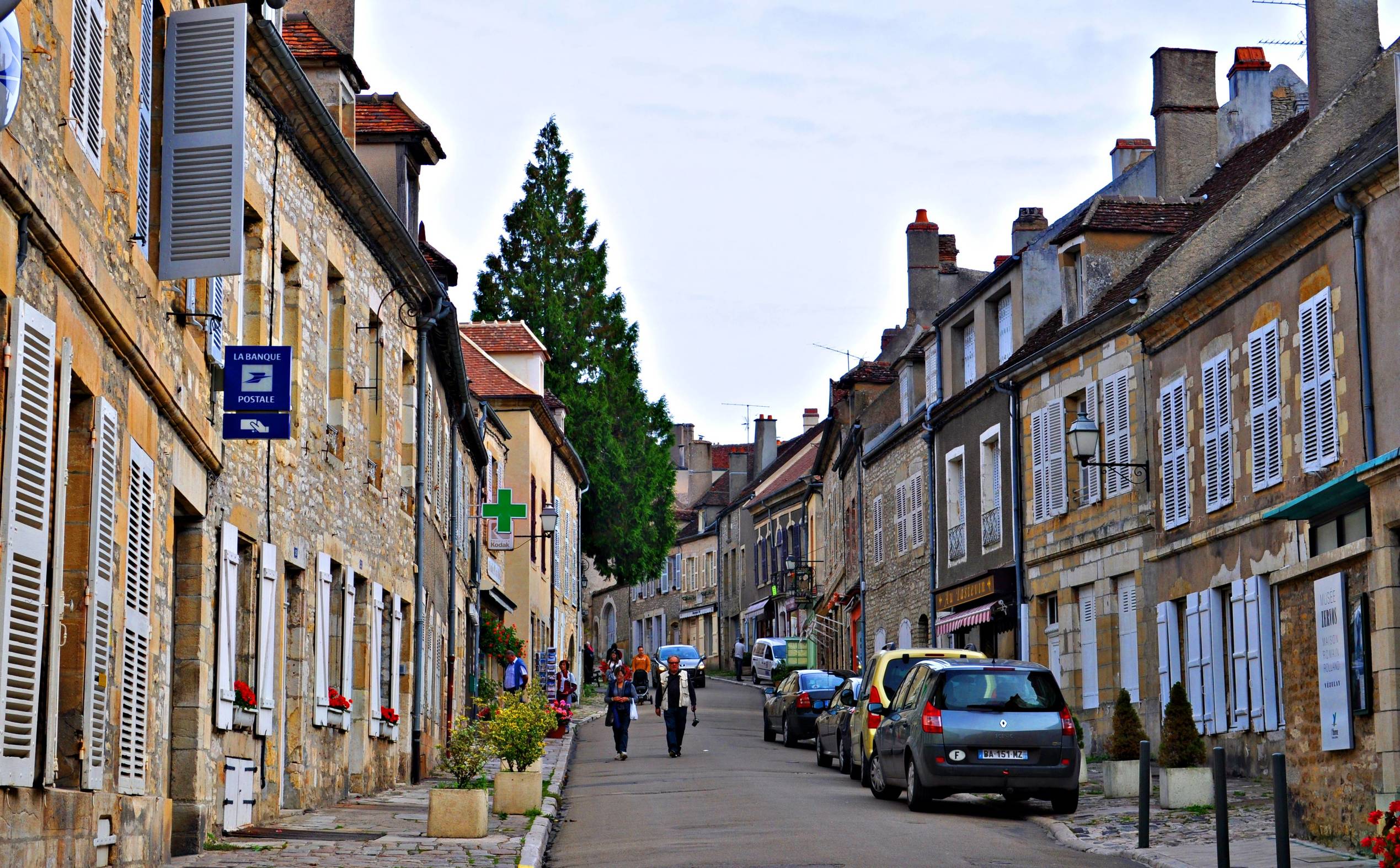 这个神秘又秀丽的法国弹丸小城，曾与耶路撒冷、梵蒂冈、圣雅克齐名，贵为世界宗教圣地