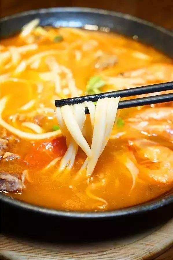 蒙眼用剪刀做面,服了!这么牛X的店居然系佛山的10年老字号!东家好吃才是硬道理!