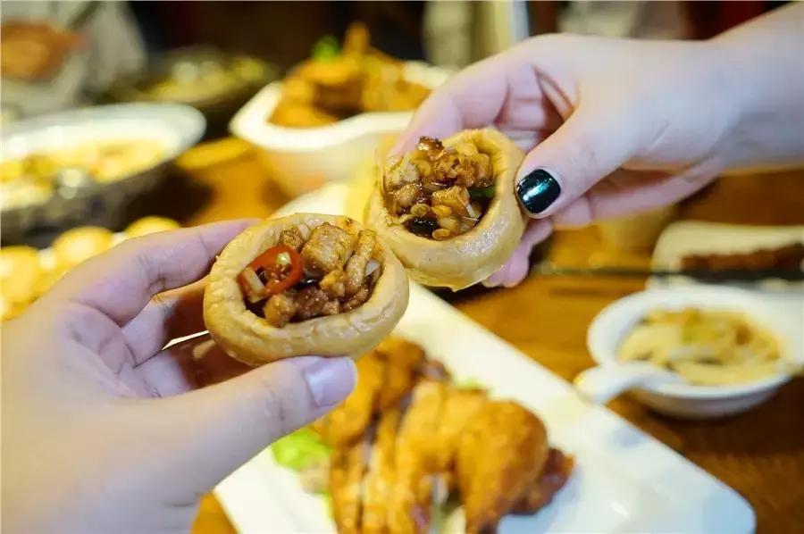 蒙眼用剪刀做面,服了!这么牛X的店居然系佛山的10年老字号!东家好吃才是硬道理!