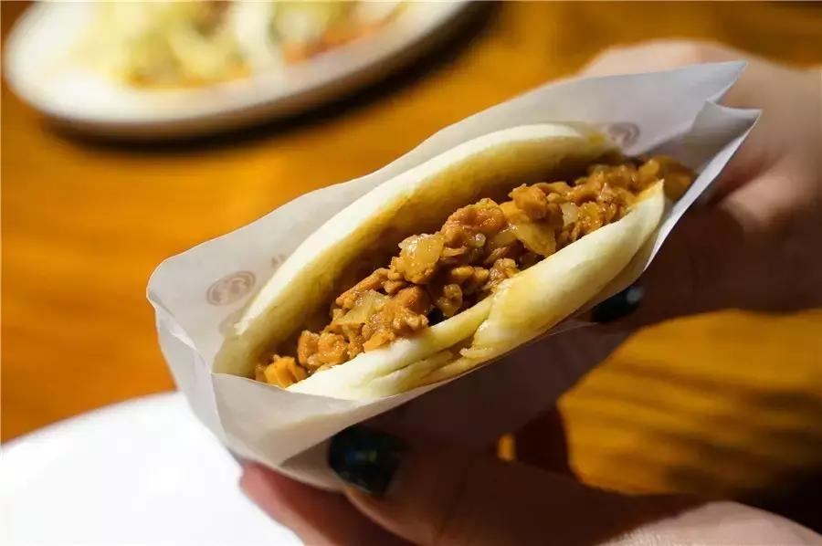 蒙眼用剪刀做面,服了!这么牛X的店居然系佛山的10年老字号!东家好吃才是硬道理!