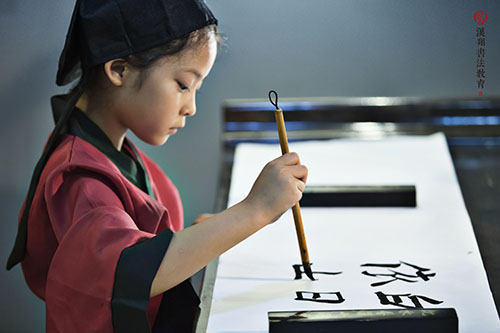 北大美女用标准化课程教人学书法,获徐小平投资,年营收近亿元