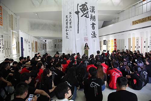 北大美女用标准化课程教人学书法,获徐小平投资,年营收近亿元