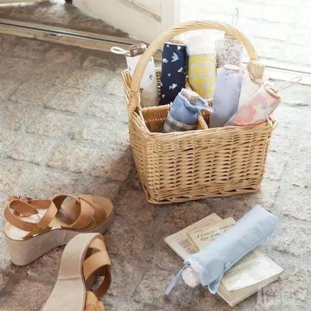 艾特扬州人,拜托!时尚的人都已经在雨天拗起造型了,你却还在躲雨